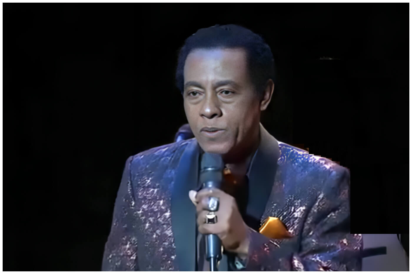 Cándido Fabré se presenta acompañado por orquesta en vivo. (Captura de pantalla © Carlos Munoz Vera- YouTube)