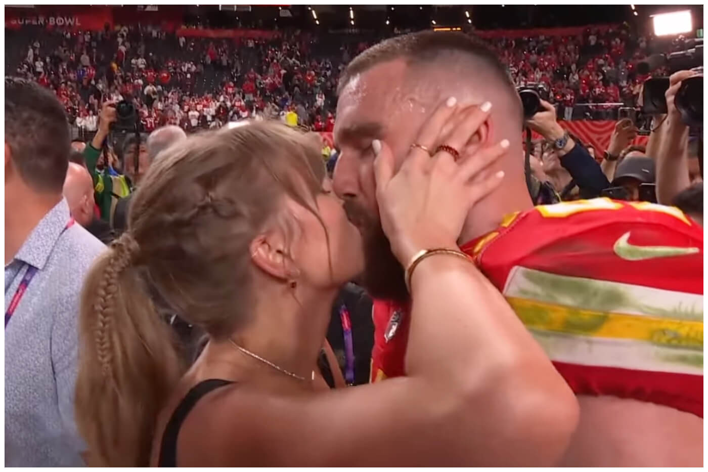 Taylor Swift celebró con Travis Kelce el Super Bowl. (Captura de pantalla © CBS Sports- YouTube)
