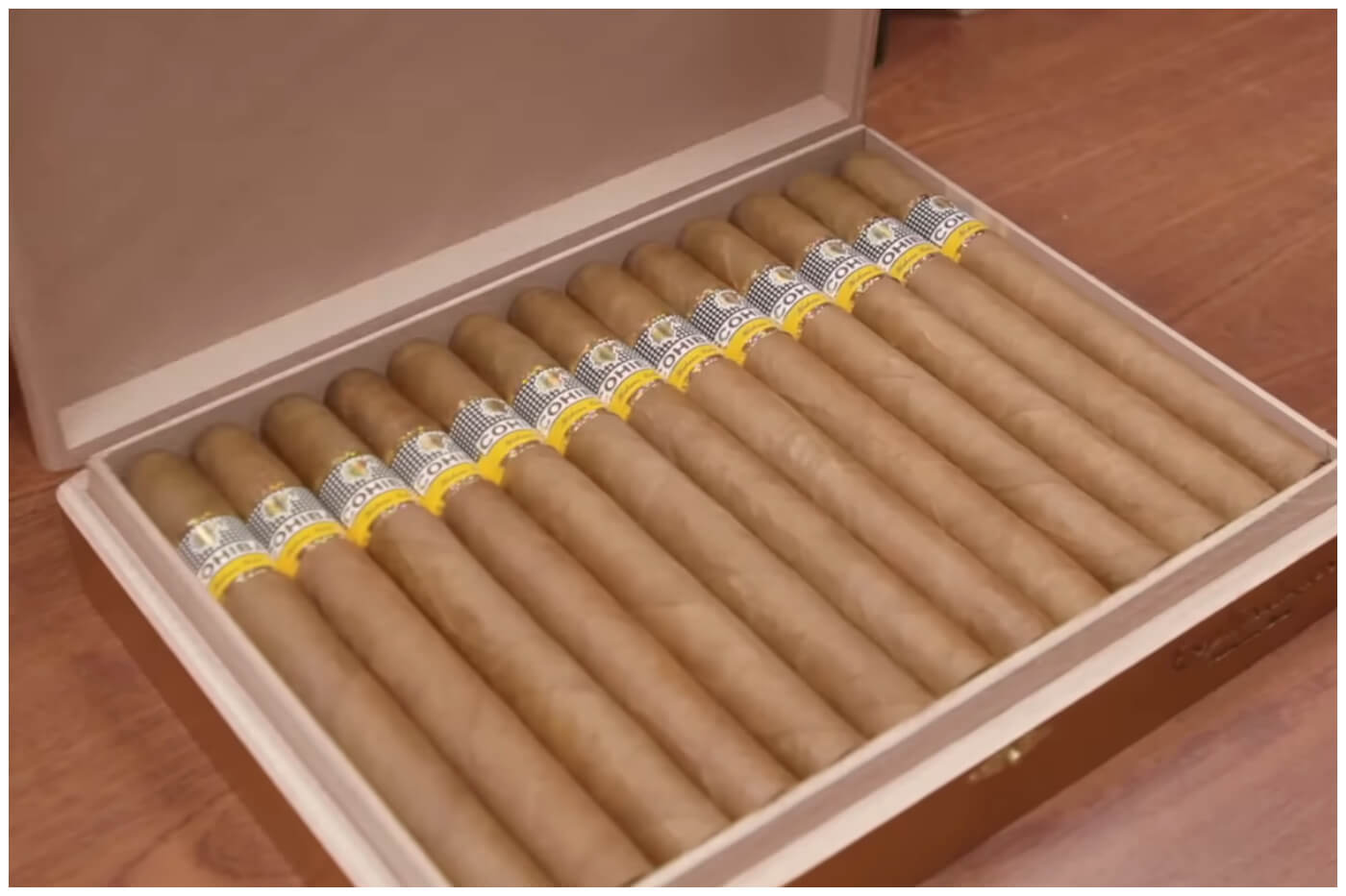 Cigarros cubanos Cohiba, producto de lujo negado al cubano de a pie. (Captura de pantalla © Insider Español- YouTube)