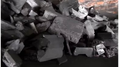 El carbón en Cuba es uno de los tantos bienes en escasez. (Captura de pantalla © Fabricando- YouTube)