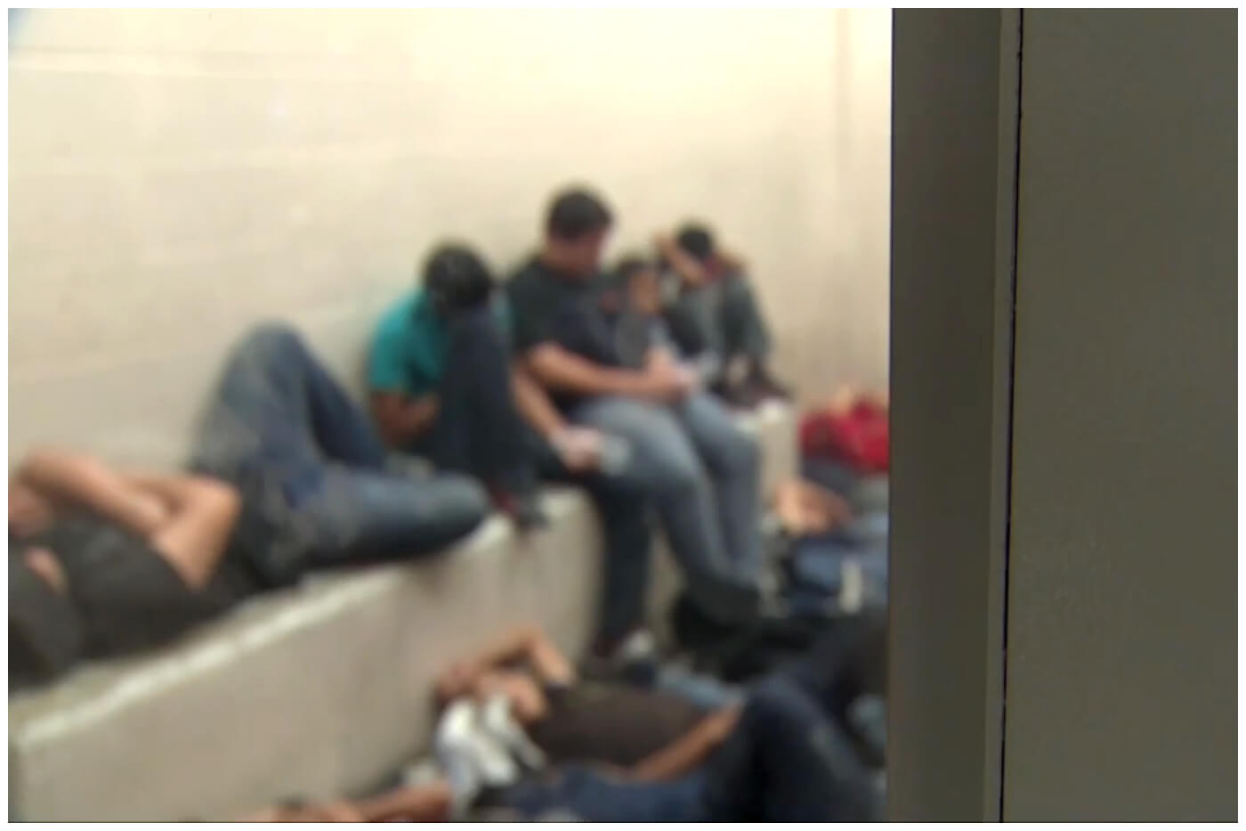 Migrantes en un centro de detención de EEUU. Imagen de referencia. (Captura de pantalla © VICE en Español- YouTube)