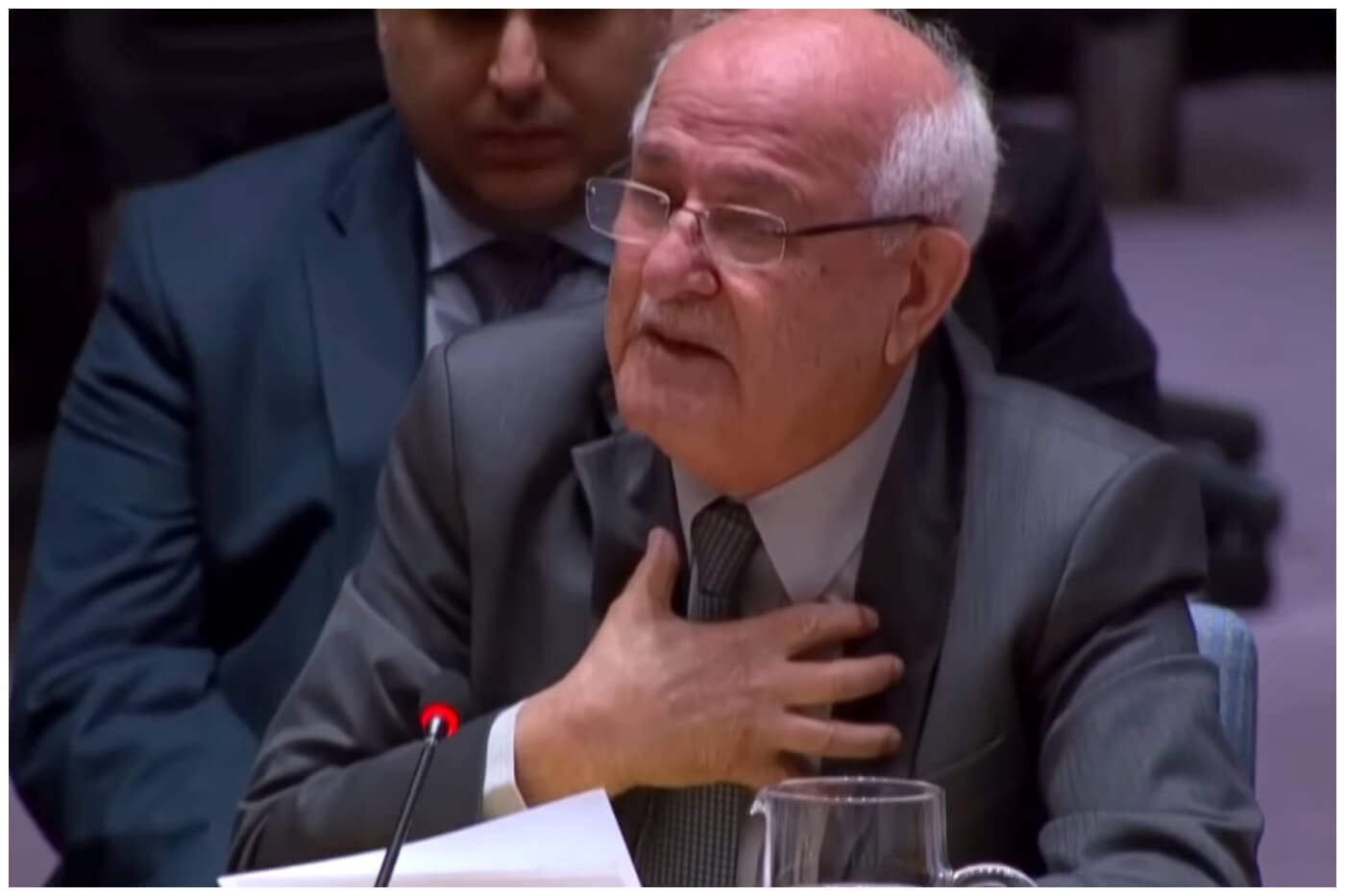El embajador palestino Riyad Mansour lloró ante la ONU en mayo pasado, al narrar las violaciones al alto el fuego con Israel. (Captura de pantalla © El País- YouTube)