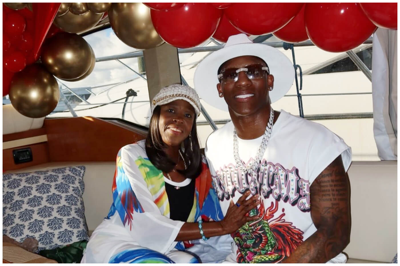 Yordenis Ugás y su madre a bordo de un yate para celebrar. (Captura de pantalla © yordenis_ugas- Instagram)