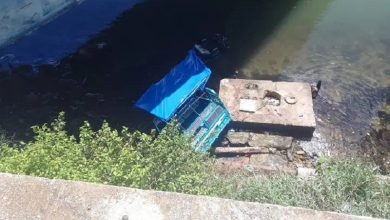 El triciclo se desplomó del puente. (Foto © Periódico Girón-Facebook)