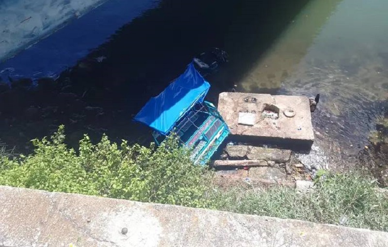 El triciclo se desplomó del puente. (Foto © Periódico Girón-Facebook)