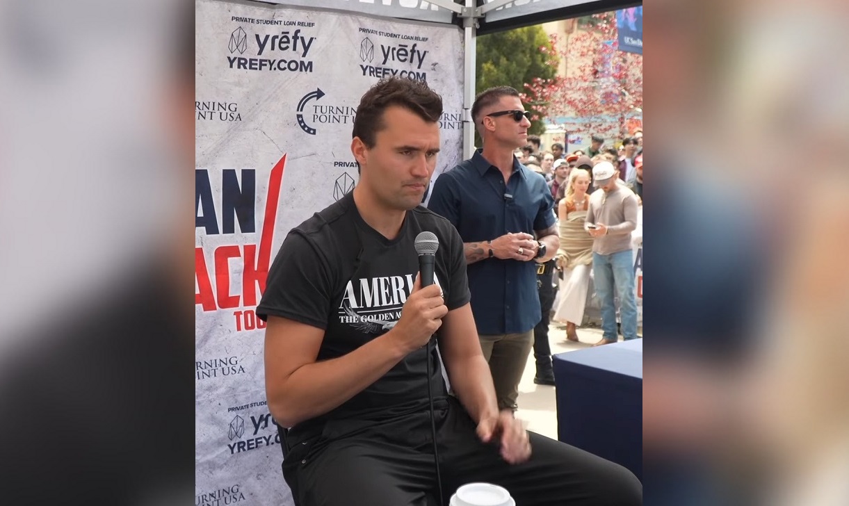 El activista fue atendido después de ser herido. (Captura de pantalla © Charlie Kirk-YouTube)