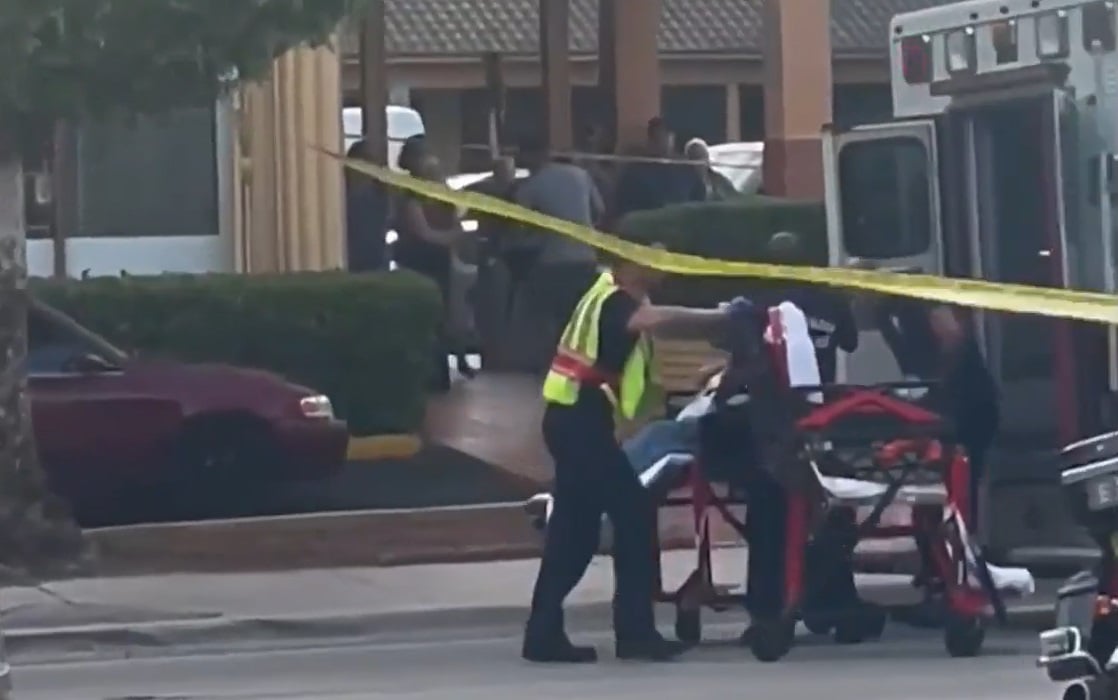 Los paramédicos arribaron al lugar para asistir a los heridos. (Captura de pantalla © Telemundo 51)