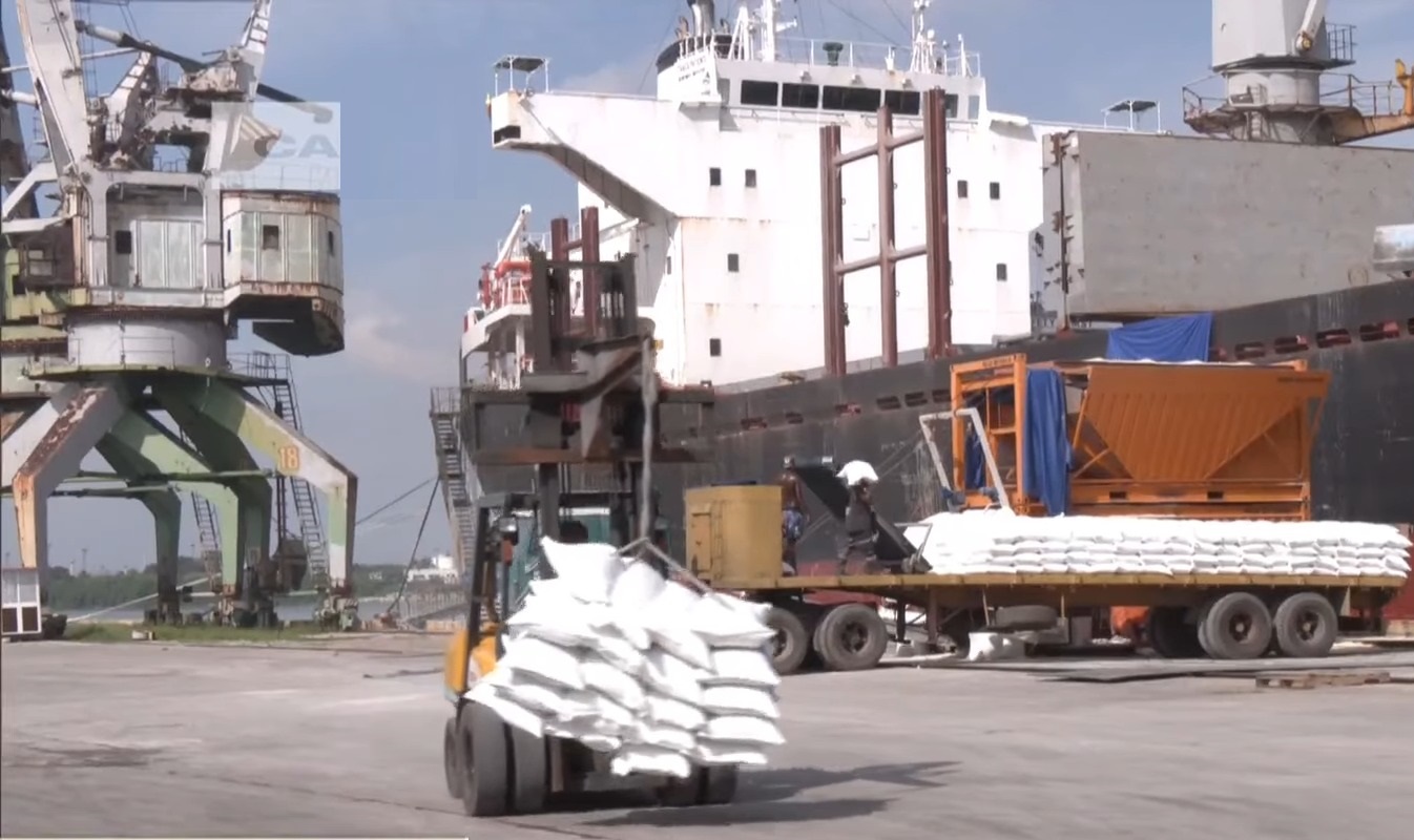 El buque arribó a la capital con 19.000 toneladas de arroz. (Captura de pantalla © Canal Caribe-YouTube)