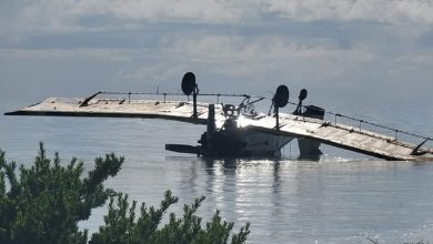 La avioneta terminó volcada y parcialmente sumergida. (Foto © Mag Jorge Castro-Twitter)