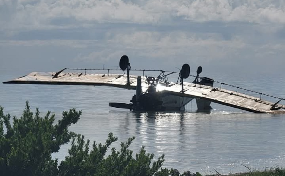 La avioneta terminó volcada y parcialmente sumergida. (Foto © Mag Jorge Castro-Twitter)
