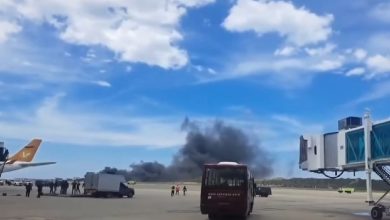 El incidente generó una gran columna de humo encima del aeropuerto. (Captura de pantalla © Unión Radio Medios-YouTube)