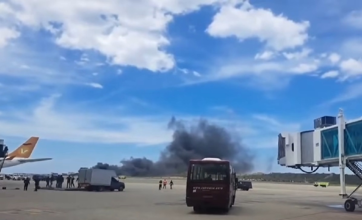 El incidente generó una gran columna de humo encima del aeropuerto. (Captura de pantalla © Unión Radio Medios-YouTube)