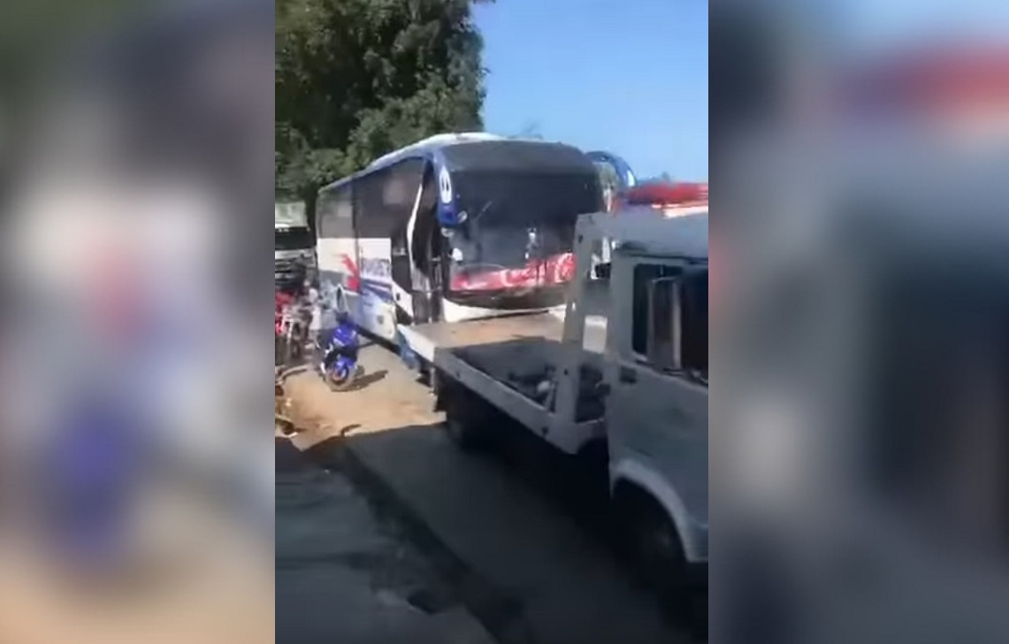 El chófer chocó su camión contra una guagua. (Captura de pantalla © alain_paparazzi_cubano-Instagram)
