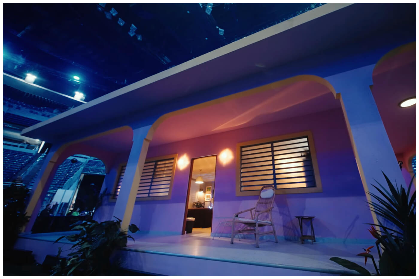 Bad Bunny grabó un video en la casa original e hizo un escenario para su gira. (Captura de pantalla © Coliseo de Puerto Rico- YouTube)