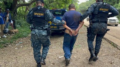 El coyote fue arrestado luego de intentar escapar con los migrantes ocultos en su vehículo. (Foto © PNCdeGuatemala-Twitter)