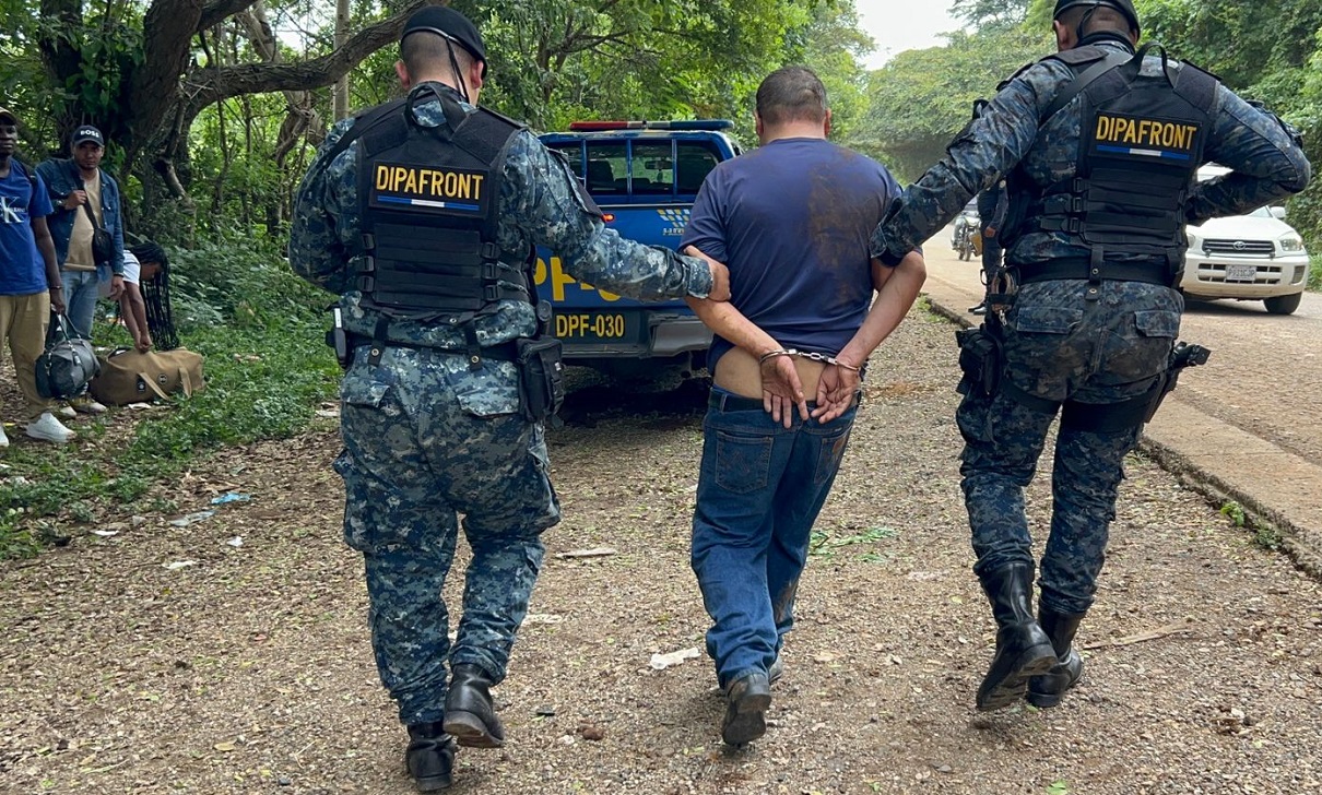 El coyote fue arrestado luego de intentar escapar con los migrantes ocultos en su vehículo. (Foto © PNCdeGuatemala-Twitter)
