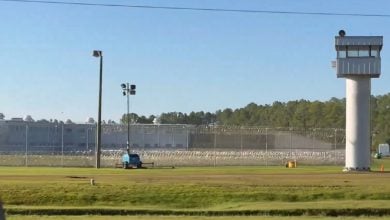 El centro de detención para migrantes solía ser una prisión. (Captura de pantalla © JakeStofan-Twitter)