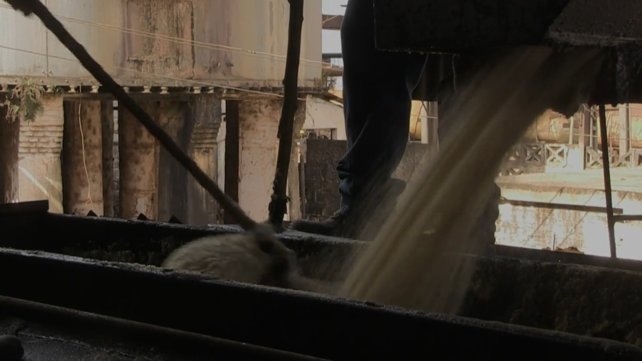 Imagen ilustrativa de una fábrica de azúcar en la Isla. (Captura de pantalla © AFP Español-YouTube)