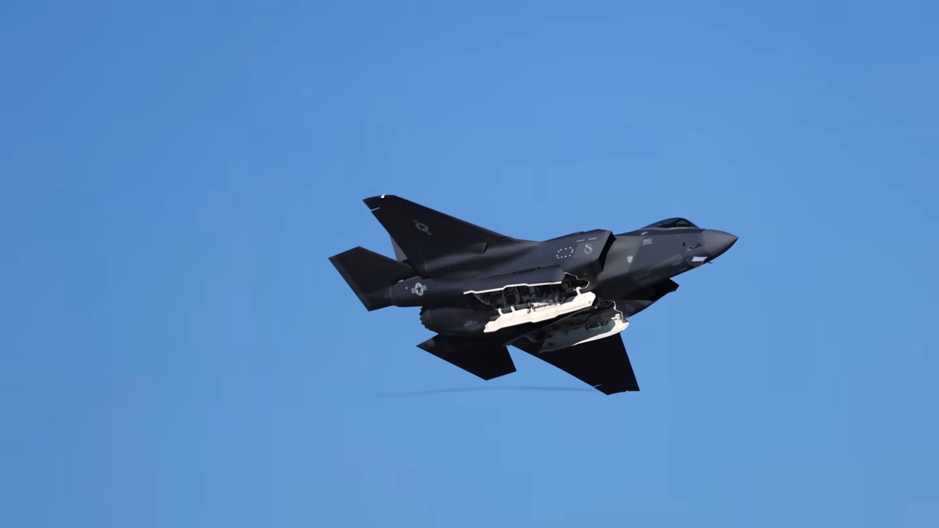 Avión militar estadounidense. (Captura de pantalla © Sam Eckholm-YouTube)