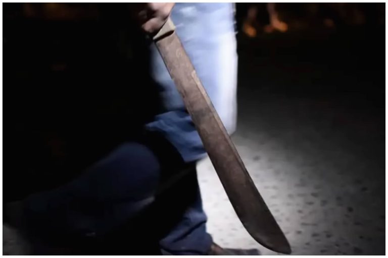 Encapuchado ataca con machete a un cubano en su propia casa