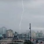 Imagen ilustrativa de un rayo cayendo en la Isla. (Captura de pantalla © Cuban News Agency-YouTube)