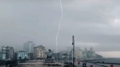 Imagen ilustrativa de un rayo cayendo en la Isla. (Captura de pantalla © Cuban News Agency-YouTube)