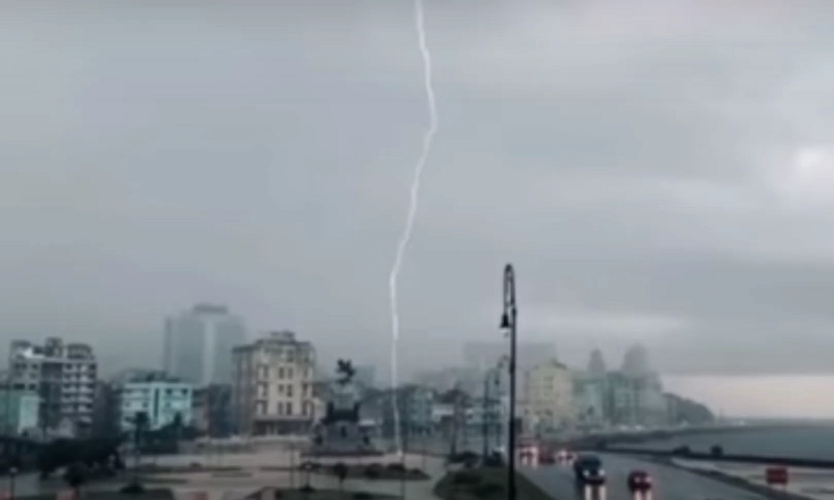 Imagen ilustrativa de un rayo cayendo en la Isla. (Captura de pantalla © Cuban News Agency-YouTube)