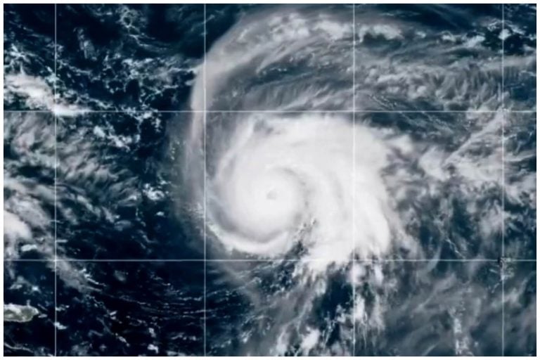 Humberto se convierte en huracán categoría 5 y avanza hacia el Caribe