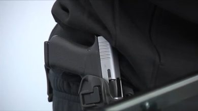 Imagen ilustrativa de un arma siendo portada de forma visible. (Captura de pantalla © WPTVnews-YouTube)