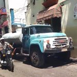 Imagen ilustrativa de una pipa de agua en Cuba. (Captura de pantalla © ADN Cuba-YouTube)