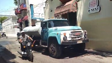 Imagen ilustrativa de una pipa de agua en Cuba. (Captura de pantalla © ADN Cuba-YouTube)