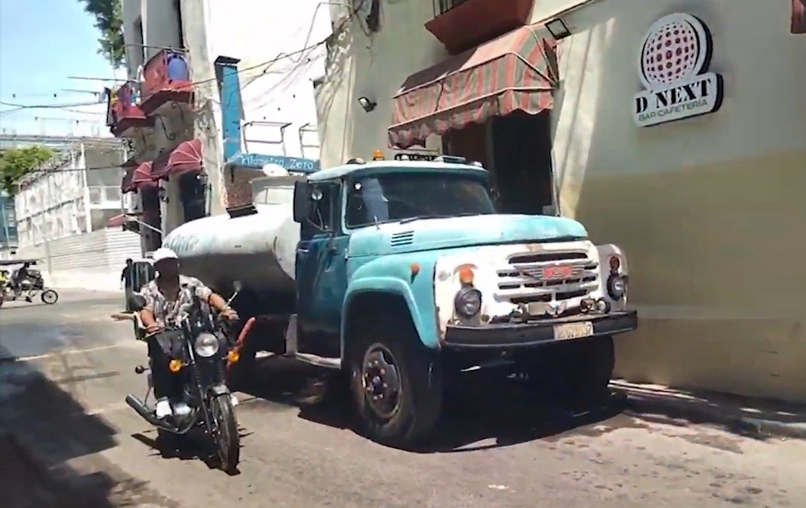 Imagen ilustrativa de una pipa de agua en Cuba. (Captura de pantalla © ADN Cuba-YouTube)