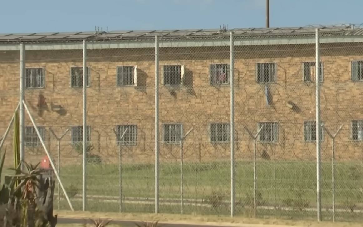 Imagen ilustrativa de una prisión en África. (Captura de pantalla © Newzroom Afrika-YouTube)