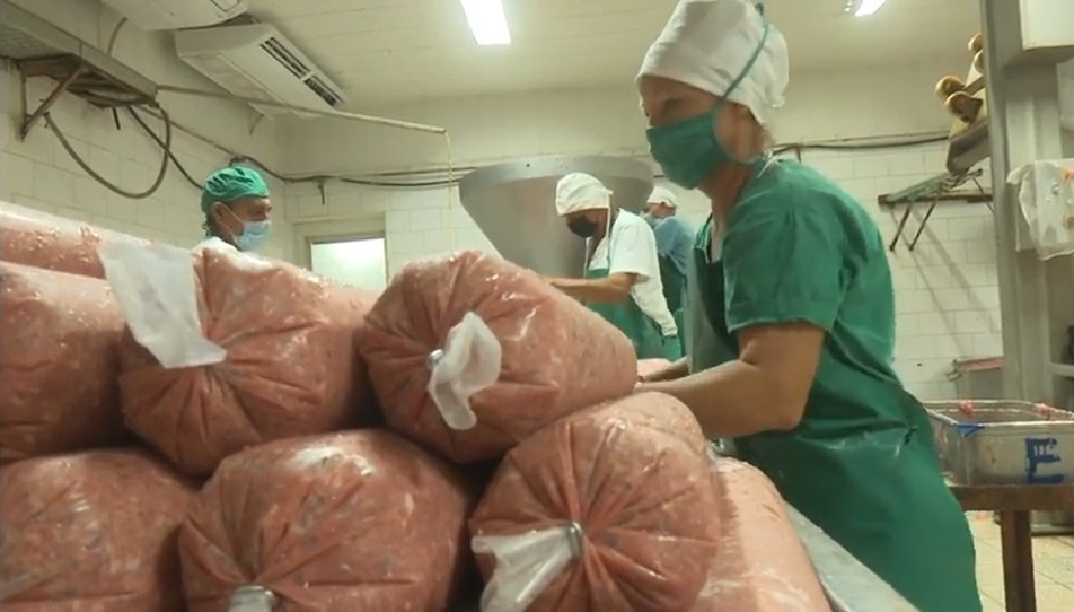 Procesamiento de carne en Cuba. (Captura de pantalla © CNC TV Granma-YouTube)