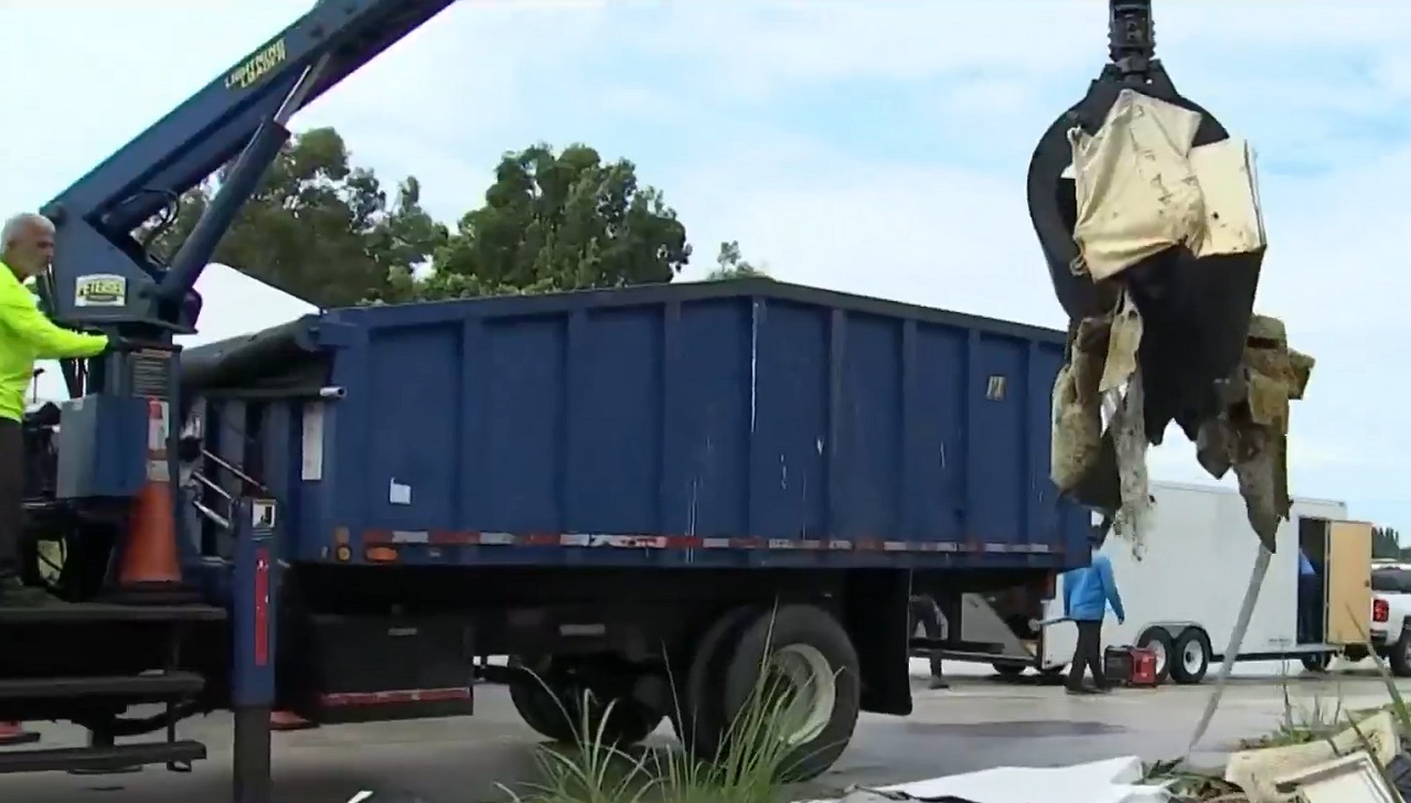 Imagen ilustrativa de un vertedero ilegal en Hialeah. (Captura de pantalla © Telemundo 51-Web)