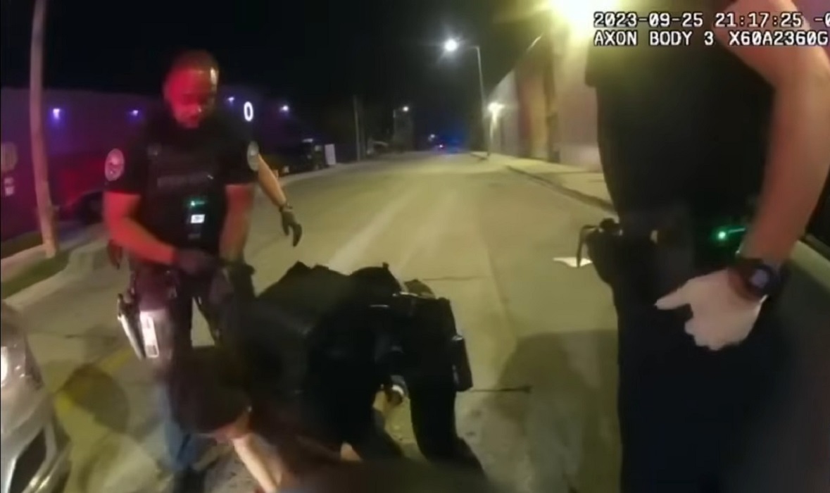 Momentos después de que los oficiales abatieran a uno de los presentes. (Captura de pantalla © WPLG Local 10-YouTube)