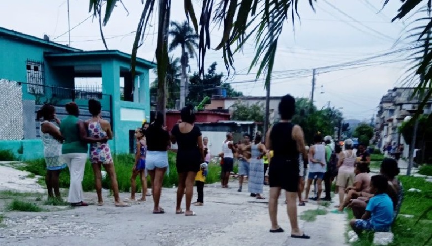 Vecinos de Lawton manifestándose en la calle. (Foto © La Tijera-Facebook)