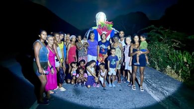 La imagen de la virgen se movió por las comunidades a pesar del apagón masivo. (Foto © Arzobispado de Santiago de Cuba-Facebook)