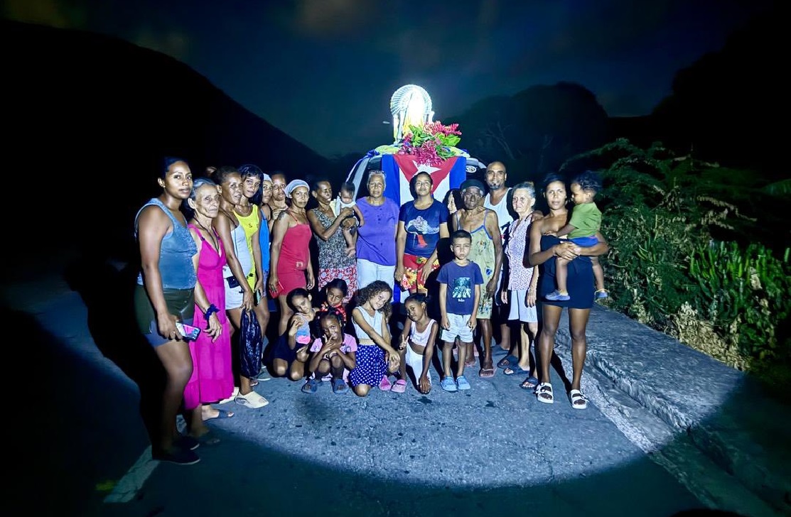 La imagen de la virgen se movió por las comunidades a pesar del apagón masivo. (Foto © Arzobispado de Santiago de Cuba-Facebook)