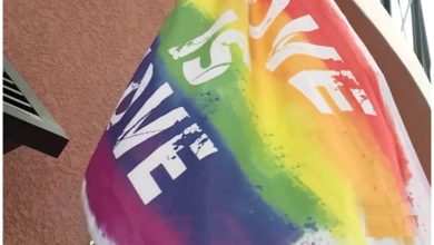 Bandera con la leyenda “Love is Love” (Amor es amor), principal tema de la comunidad LGBT. Imagen de referencia. (Captura de pantalla © WPTV News FL Palm Beach bandera- YouTube)