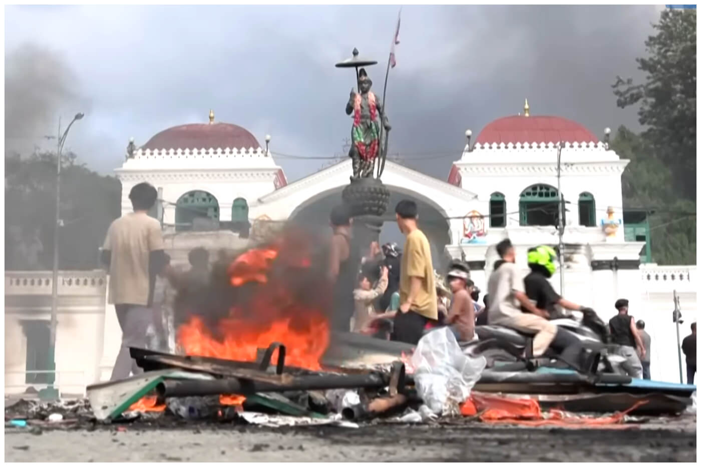 Los manifestantes quemaron edificios, golpearon y asesinaron personas. (Captura de pantalla © AFP/El Universal- YouTube)