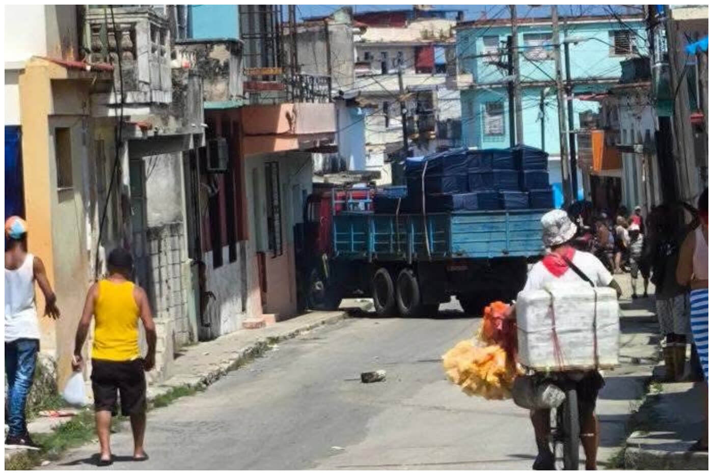 El vehículo causó daño a la fachada de una casa. (Foto © Alexander Ríos Cruz- Facebook)
