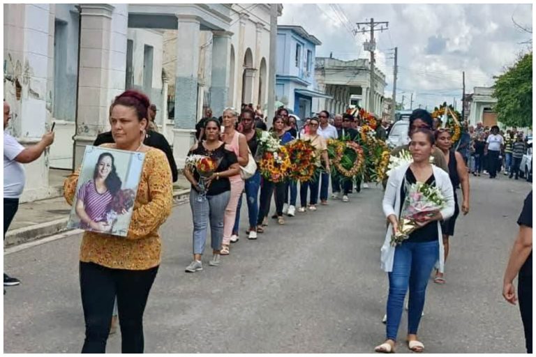 Realizan funeral multitudinario para secretaria del PCC muerta en accidente
