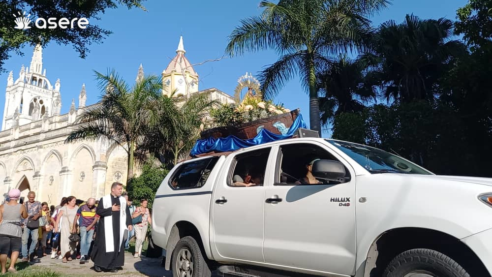 En su día, la figura de la Virgen de la Caridad del Cobre es llevada por las calles de la Isla, siendo seguida por cientos de personas. (Foto © Asere Noticias)