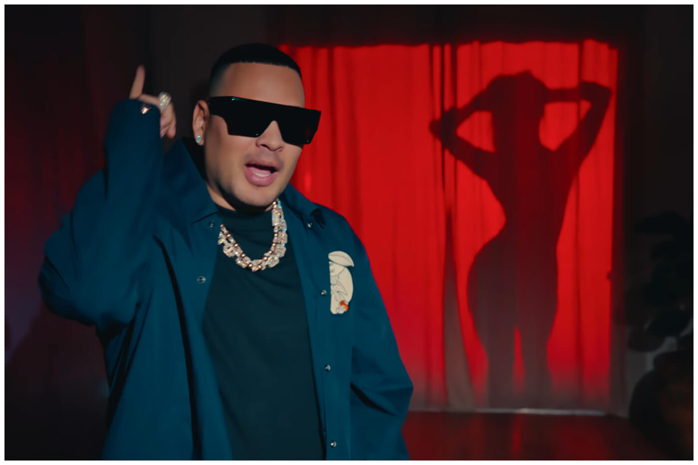 El cantante parece aludir a la figura y estilo de su exesposa. (Captura de pantalla © Jacob Forever- YouTube)