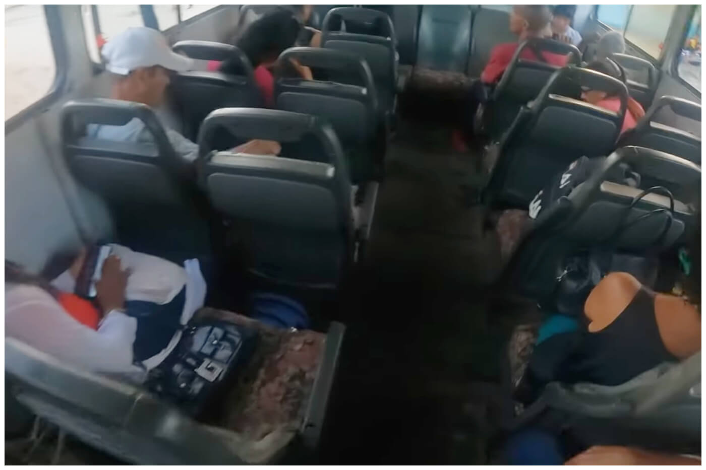 Imagen ilustrativa del interior de una guagua en Santiago de Cuba. (Captura de pantalla © Jonix Dose- YouTube)