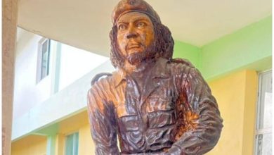 El régimen intento decir que la escultura era de un guerrillero genérico, pero la apariencia delató al Che Guevara. (Foto © José Raúl Gallego- Facebook)