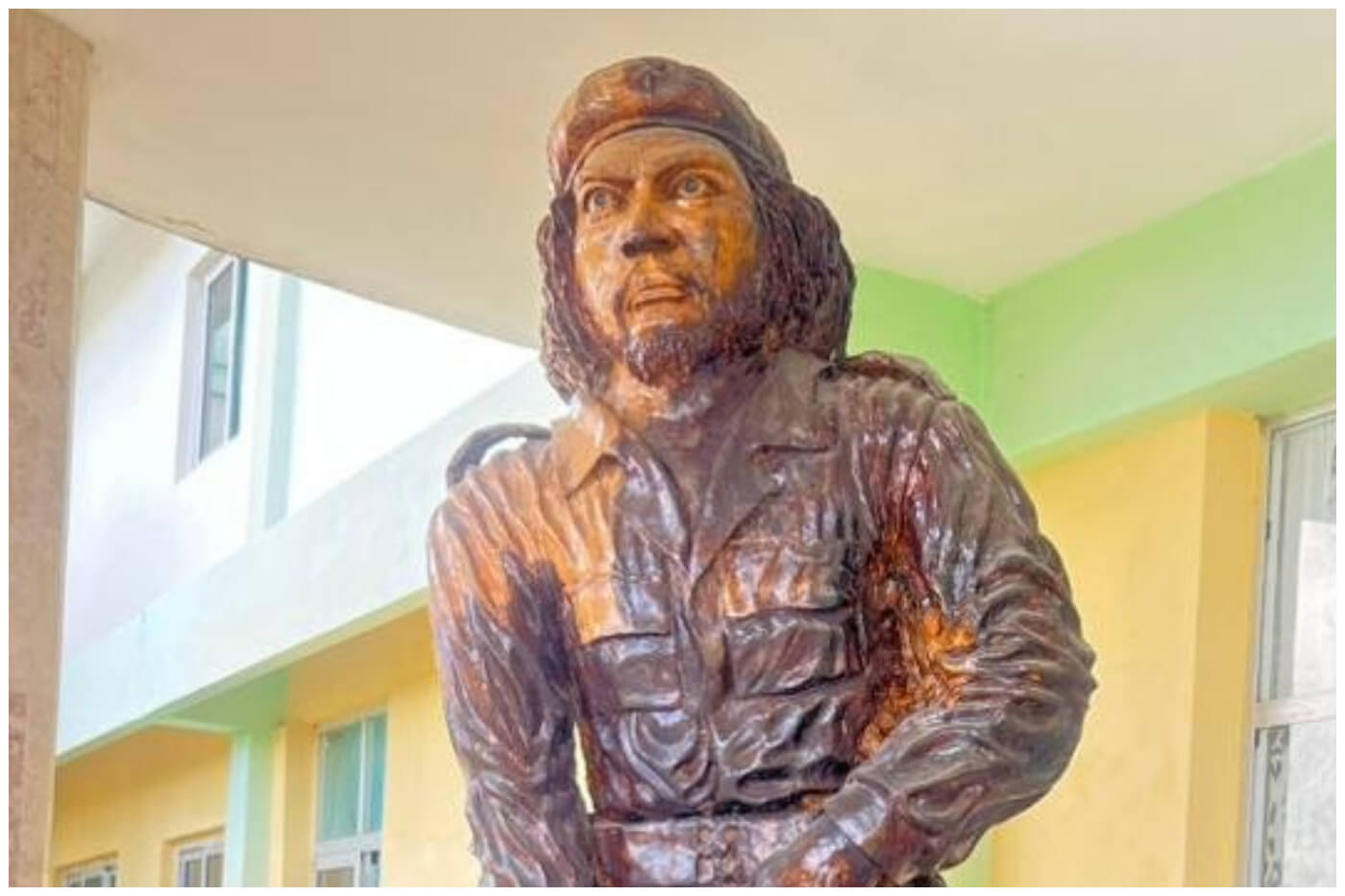 El régimen intento decir que la escultura era de un guerrillero genérico, pero la apariencia delató al Che Guevara. (Foto © José Raúl Gallego- Facebook)