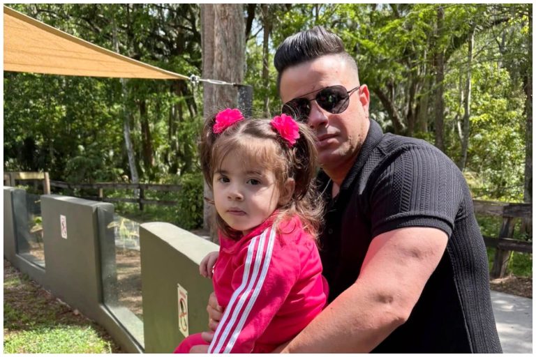 Cubano que se autodeportó pide ayuda para volver a EEUU con su hija enferma