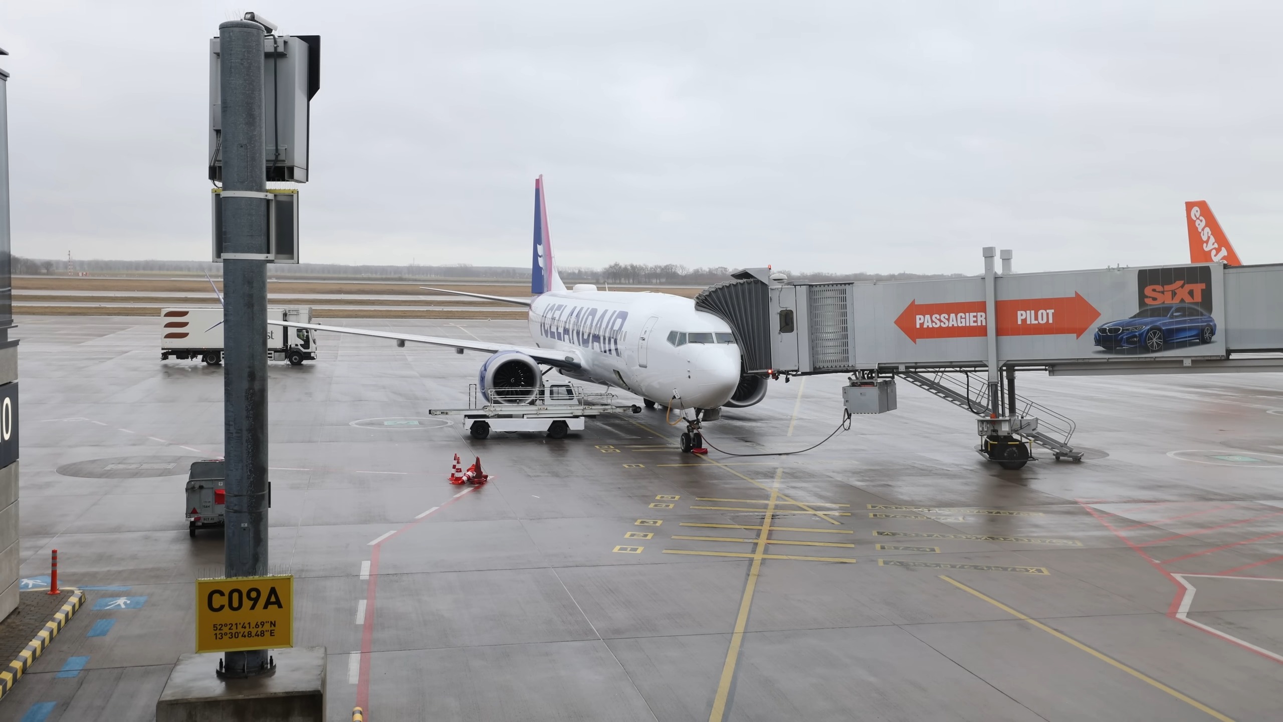 Imagen ilustrativa de un avión de la aerolínea Icelandair. (Captura de pantalla © Simply Aviation-YouTube)